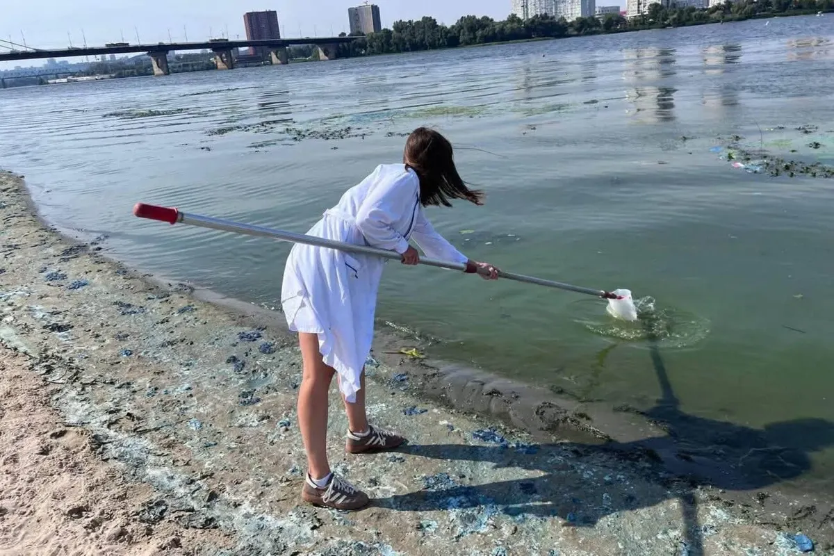 У Києві перевіряють воду в Дніпрі: що відомо про «цвітіння» річки