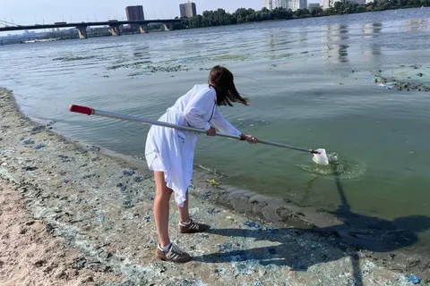 У Києві перевіряють воду в Дніпрі: що відомо про «цвітіння» річки