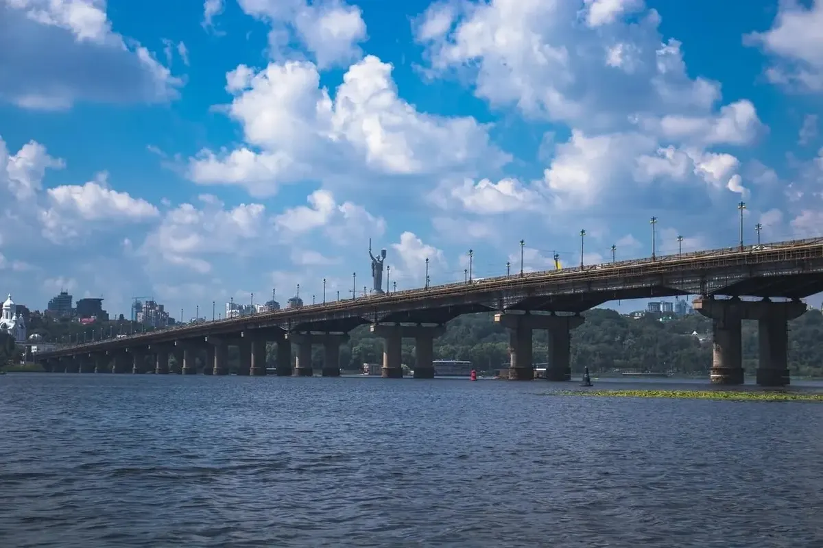 У Києві змінили правила руху мостами під час тривог: що варто знати водіям