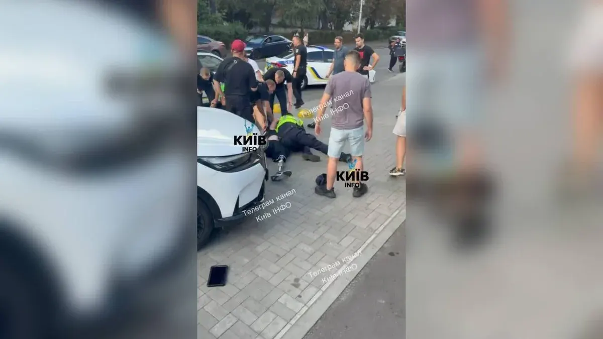 Бійка патрульних із ветераном на протезі у Києві: поліція показала повне відео