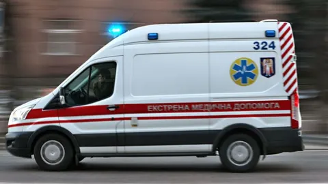 У Запоріжжі ворожий дрон влучив у авто швидкої: двоє медиків поранені