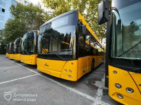 Дніпро передав Одесі сім автобусів для підтримки електротранспорту