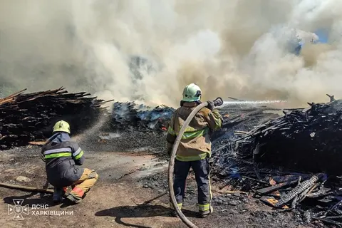 Удар по Ізюму: двоє загиблих, четверо поранених, пожежа на 400 кв. м