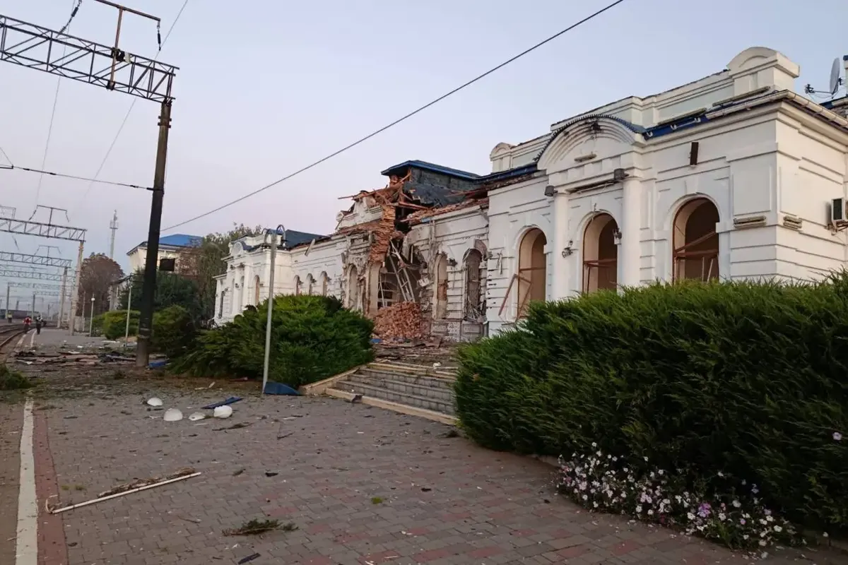 Ворожий дрон пошкодив вокзал Берестин на Харківщині, рух поїздів зберігають