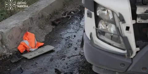 У Києві під час нічної атаки згоріли п'ять швидких, ще 20 авто пошкоджено
