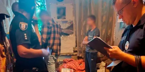 На Подолі затримали підлітків, яких підозрюють у нападах на жінок