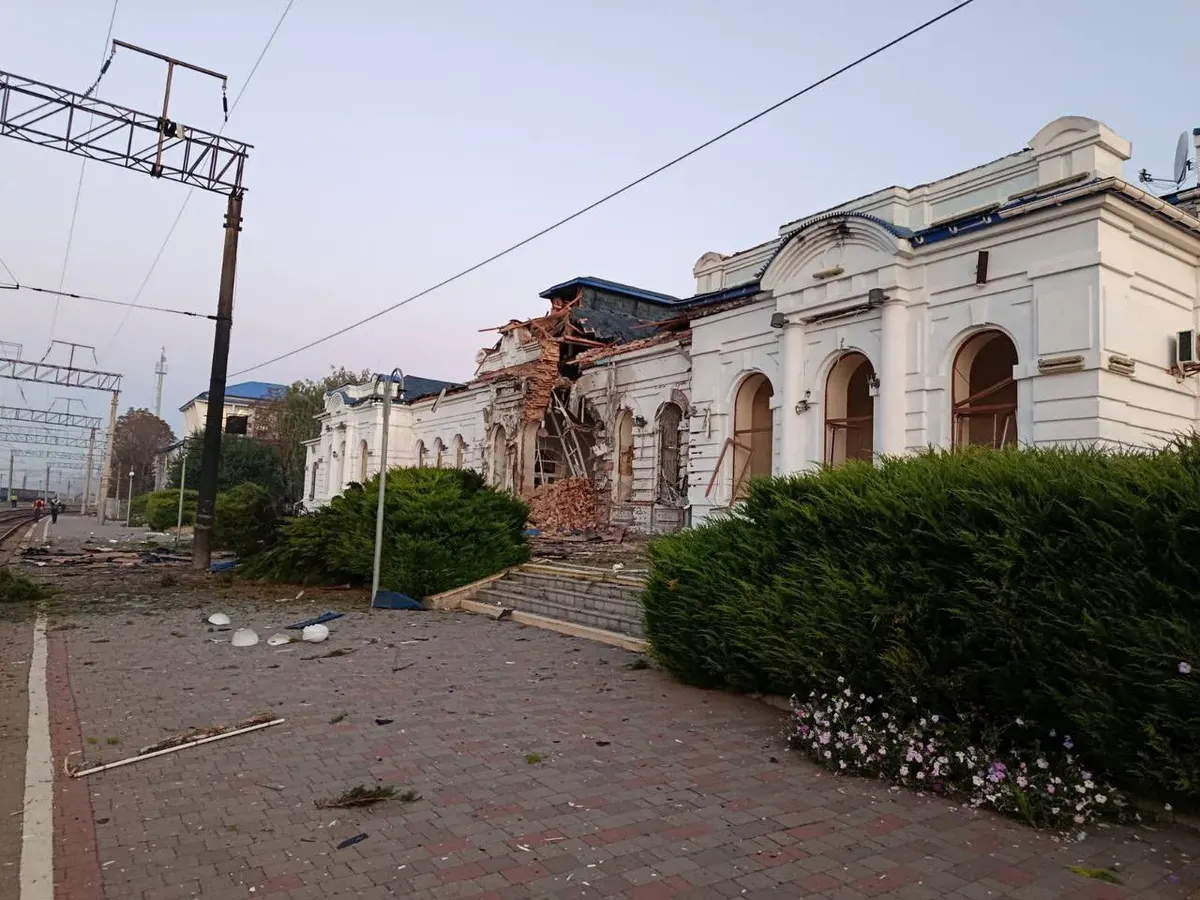 Атака на залізницю: пошкоджено вокзал Берестина, у Києві змінили рух кільцевої електрички