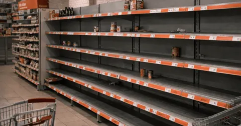 У київських супермаркетах тимчасово зникли базові продукти через обстріли