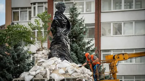 У Києві знімають захисні конструкції з пам’ятника Лесі Українці