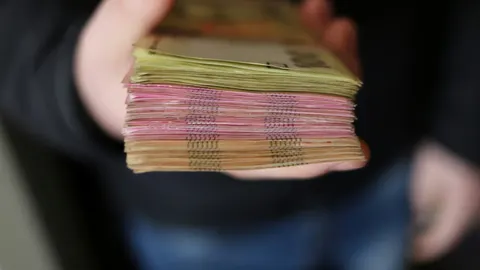 Шахраї ошукали двох київських пенсіонерів на понад 12,5 млн грн