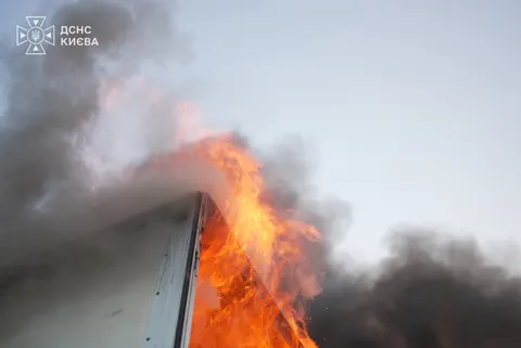 У Києві поліцейські врятували охоронця з-під завалів після атаки