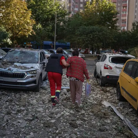 У Києві безпілотник влучив у багатоповерхівку: кількість постраждалих зросла до 