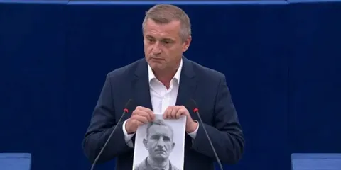 Польський депутат розірвав портрети Бандери й Шухевича в Європарламенті