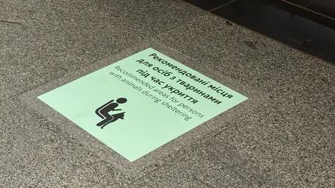У столичному метро з'явилися навігаційні наліпки для пасажирів під час тривог