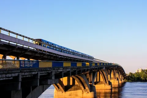 Рух мостом Метро обмежать до кінця серпня: схема