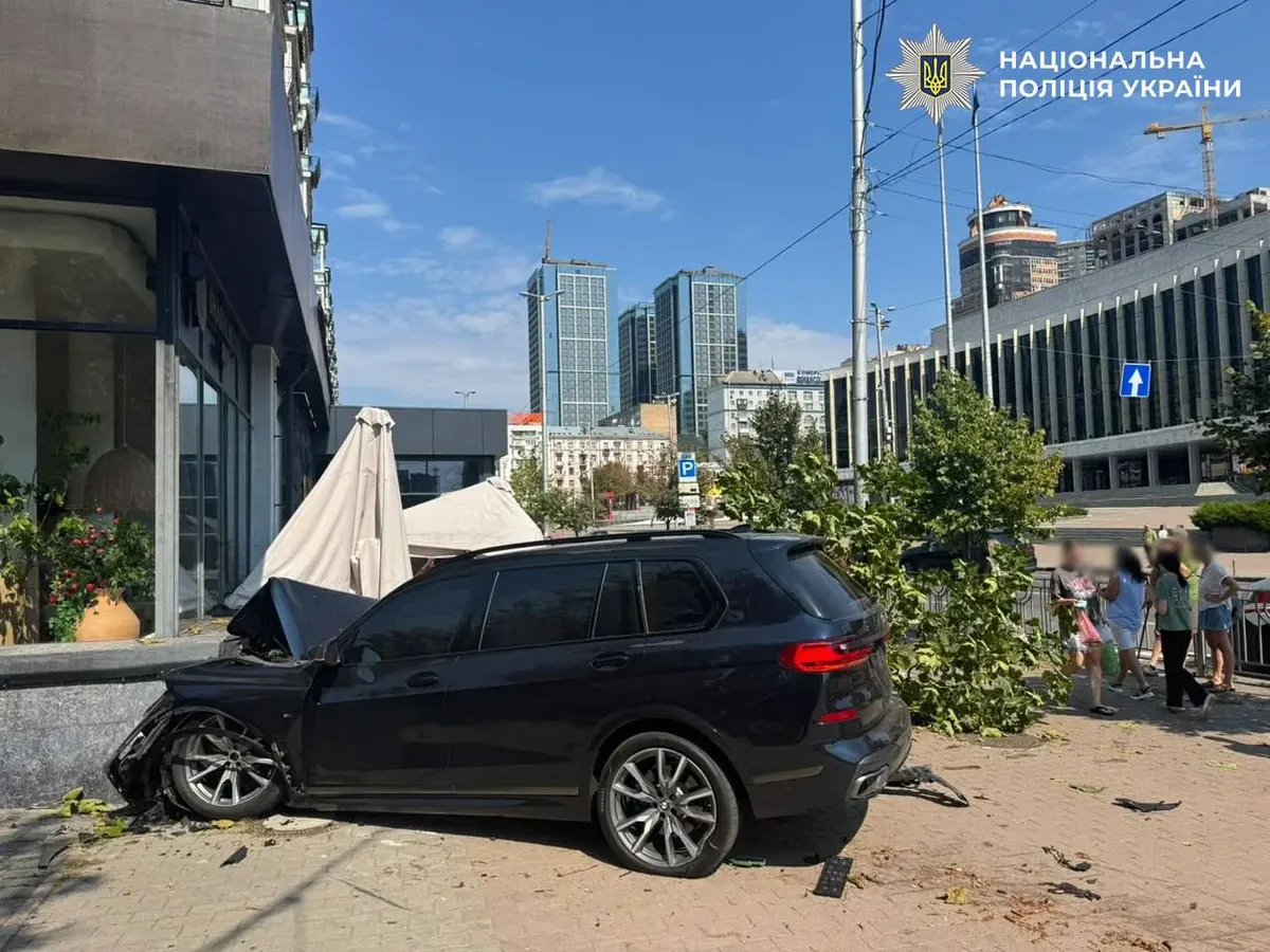 У Києві BMW в'їхала в літню терасу після зіткнення: постраждав водій