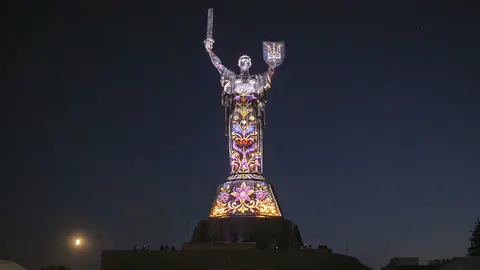 Батьківщина-Мати засяє світловою інсталяцією до Дня Незалежності
