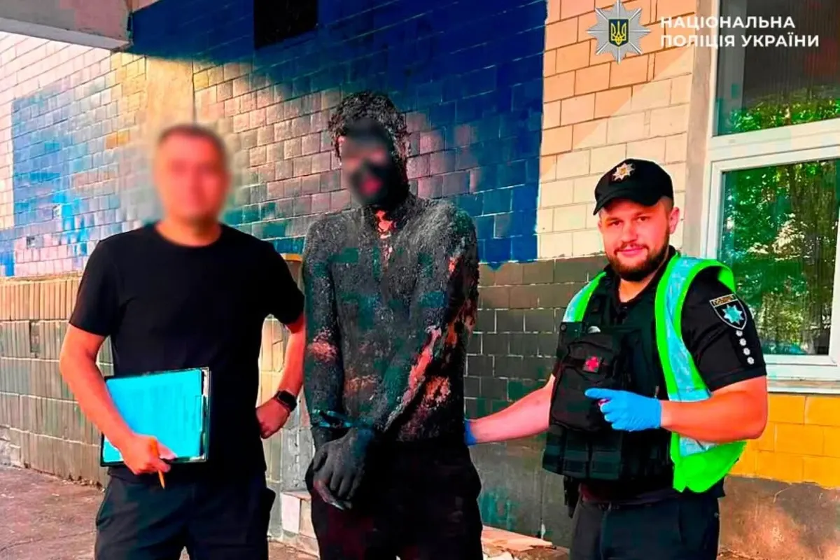У Києві чоловік обмазався смолою, щоб пограбувати магазин