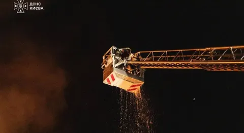 У Києві після нічної атаки дронів гасили пожежі у двох районах