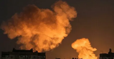 У Києві на Подолі горить 16-поверхівка: подробиці