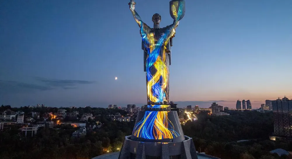 У Києві до Дня Незалежності запустили світловий артпроєкт «Майбутнє пам'ятає»