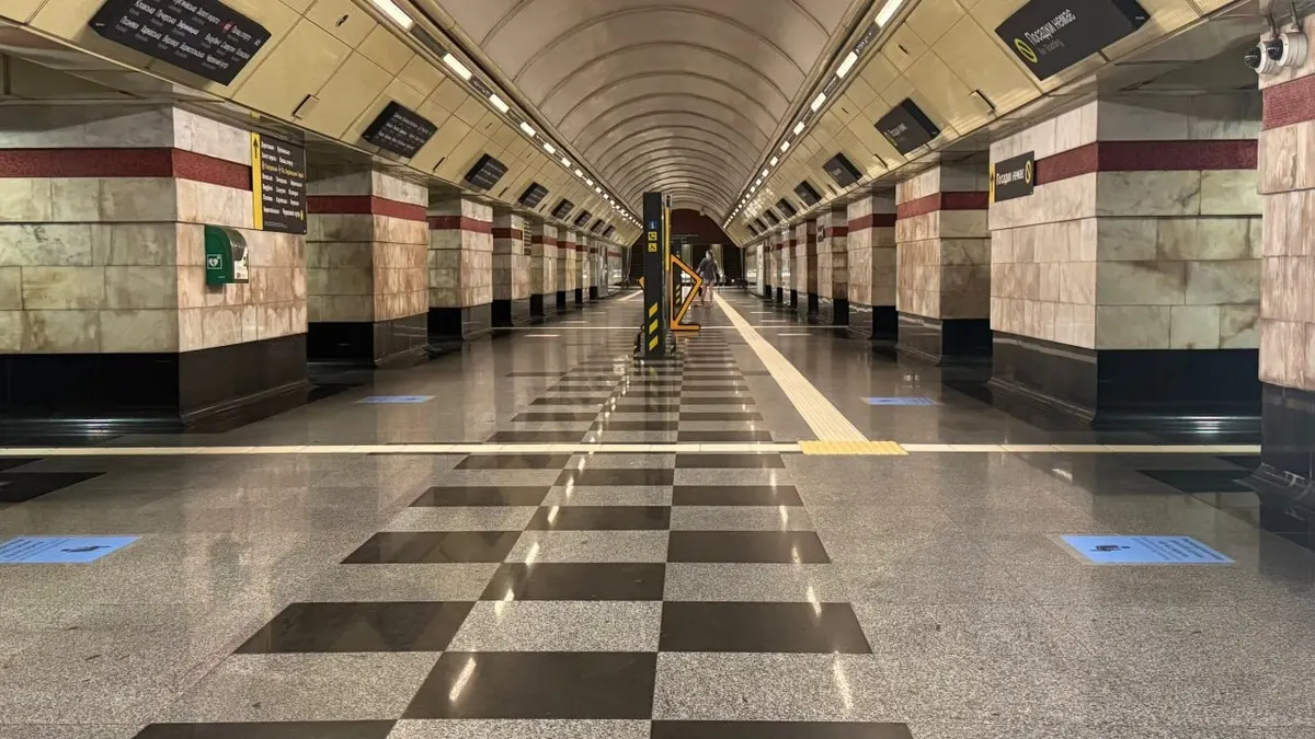 У київському метро на "Сирець" тестують нове зонування платформи для укриття