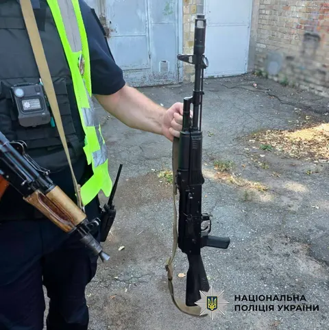 У Києві військовий погрожував перехожому автоматом через музику