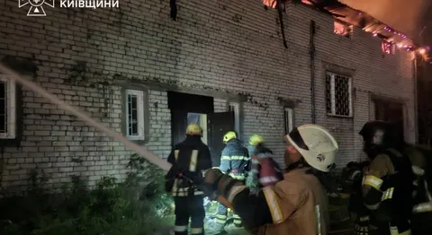 На Київщині вночі гасили пожежі після атак: горіли СТО та пилорама