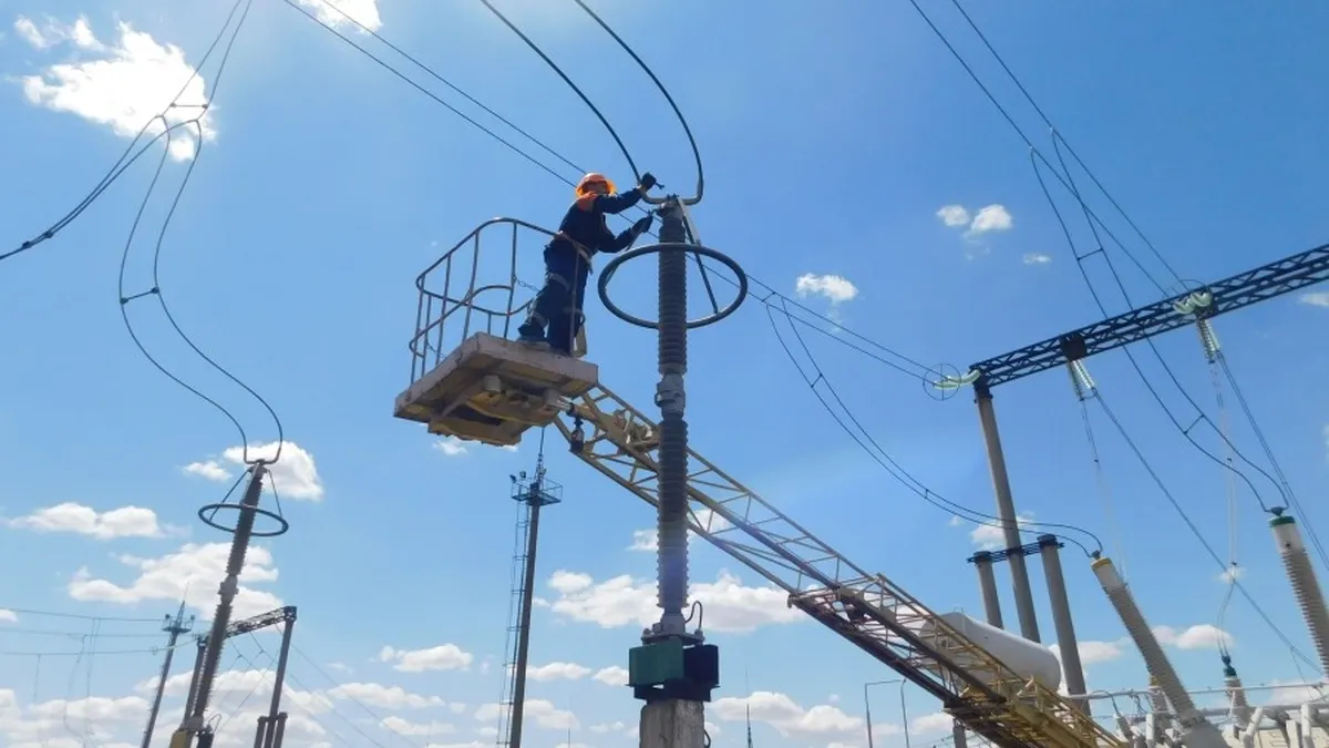 Негода та обстріли знеструмили споживачів у низці областей: енергетики відновлюють мережі