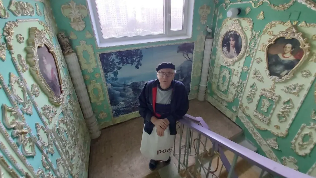 Київський пенсіонер перетворив під'їзд на «Версаль»: історія Володимира Чайки