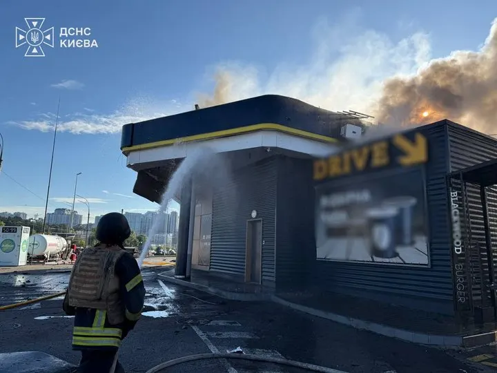 Атака дронів на Київ: восьмеро постраждалих, влучання в чотирьох районах
