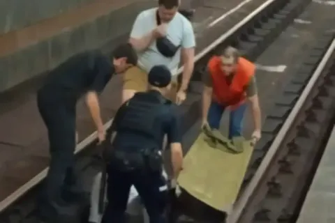 У київському метро на станції «Позняки» людина впала на колію