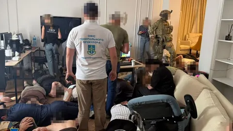 СБУ викрила у Києві мережу криптошахраїв із доходом до мільйона доларів на місяц