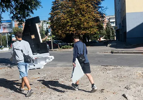 На Оболоні підлітки переносили вулицею уламок збитого дрона: рятувальники нагаду