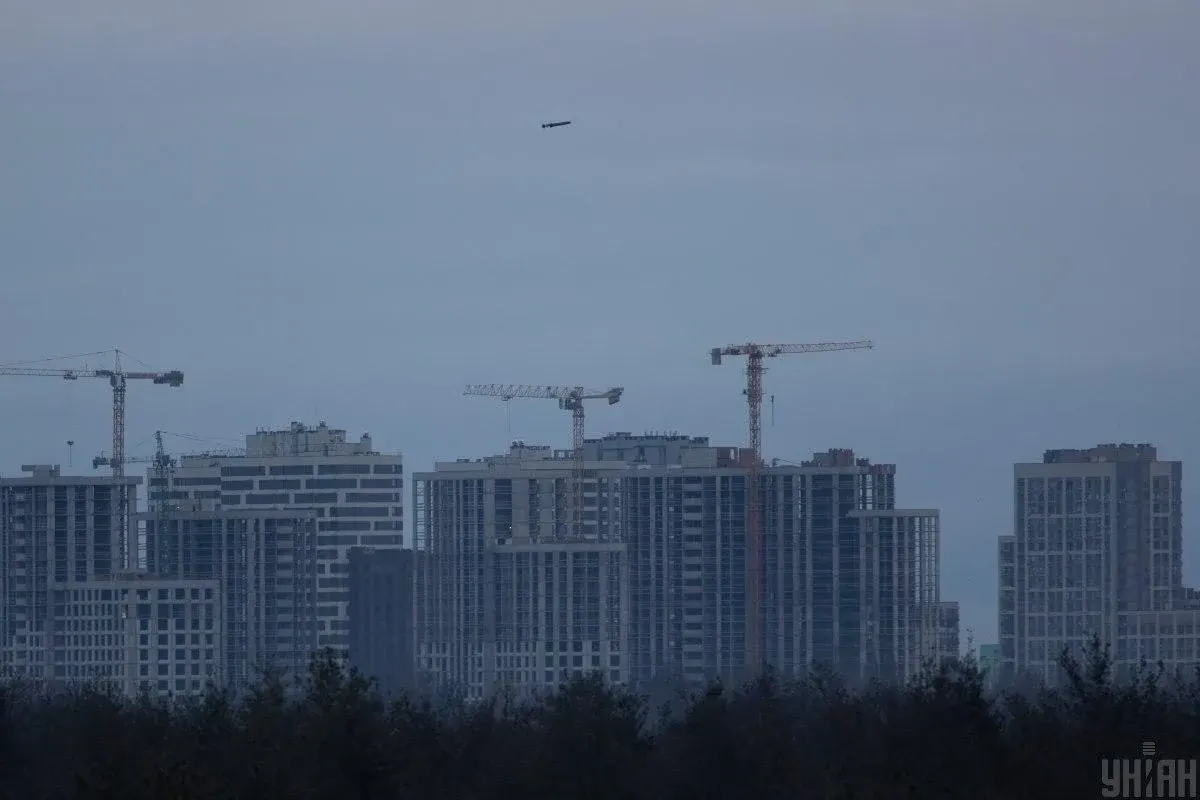 Ранкова атака на Київ: влучання в АЗС та склади, одна людина в лікарні