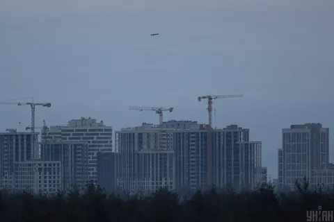 Ранкова атака на Київ: влучання в АЗС та склади, одна людина в лікарні