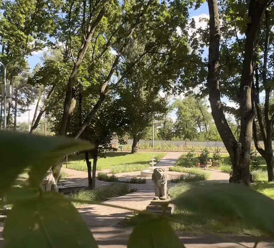 У Дніпровському районі завершили оновлення скверу на ДВРЗ та запустили фонтан