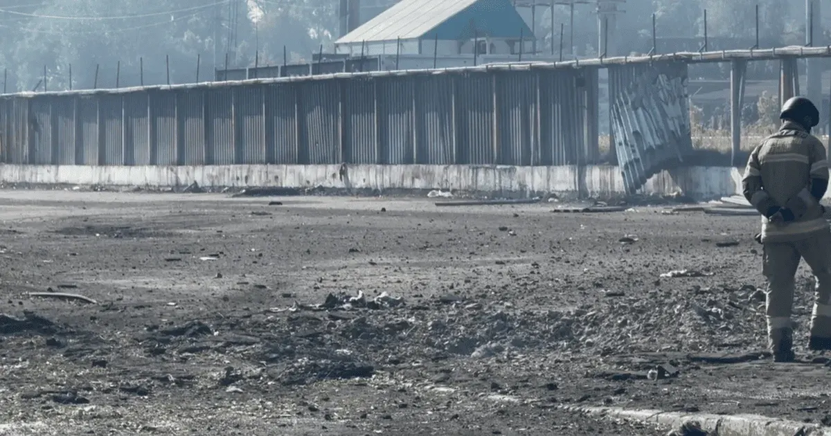 У Києві після нічної атаки згоріли торгові павільйони біля ринку Почайна