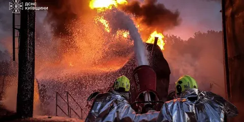 Рятувальники ліквідували масштабну пожежу на Київщині після атаки РФ