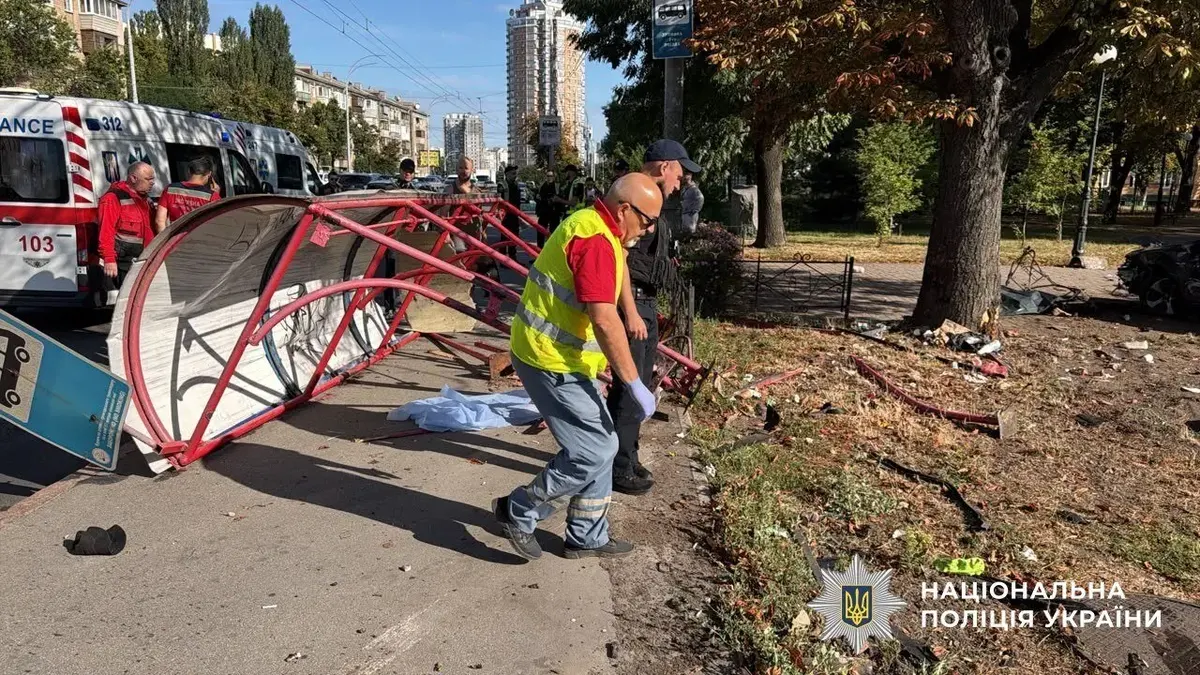 Смертельна ДТП у Солом'янському районі: автівка в'їхала в зупинку, є загиблі