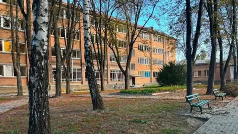 У Києві через удар РФ пошкоджено гімназію: дітей переведуть в інші школи