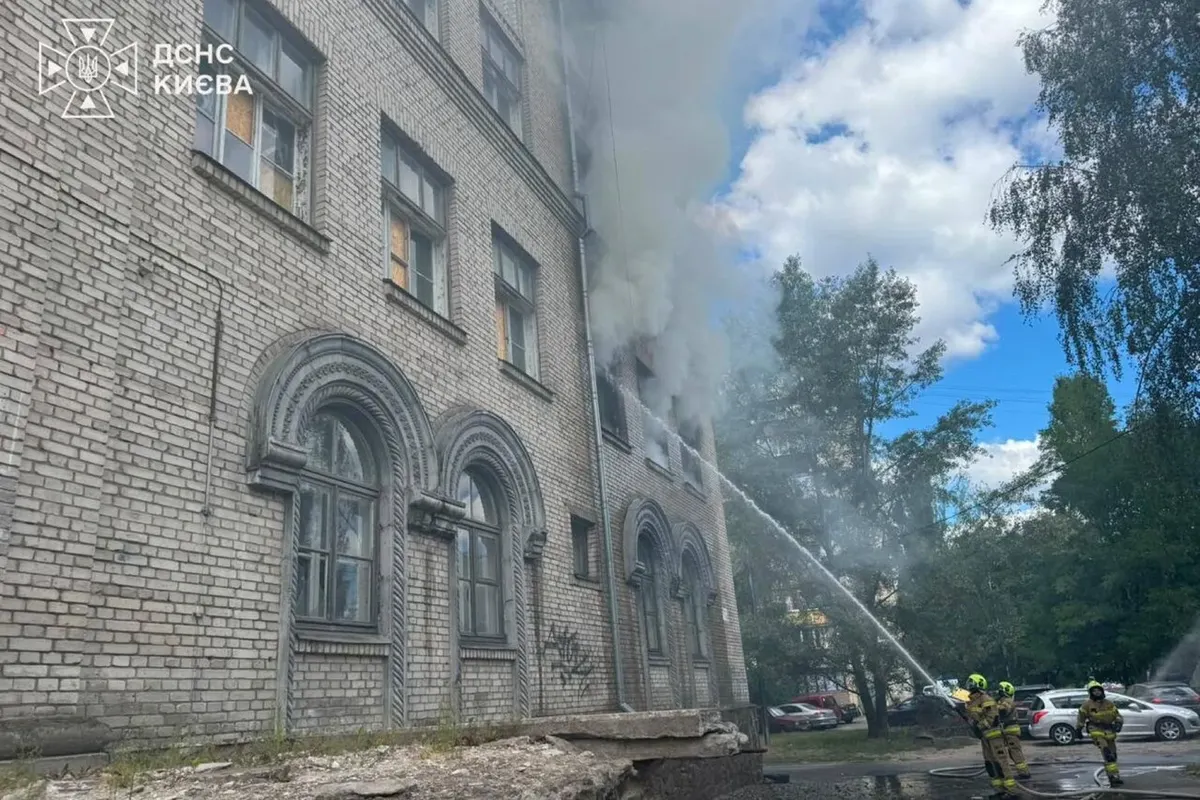 У Києві горить недіюча школа: пожежу локалізовано