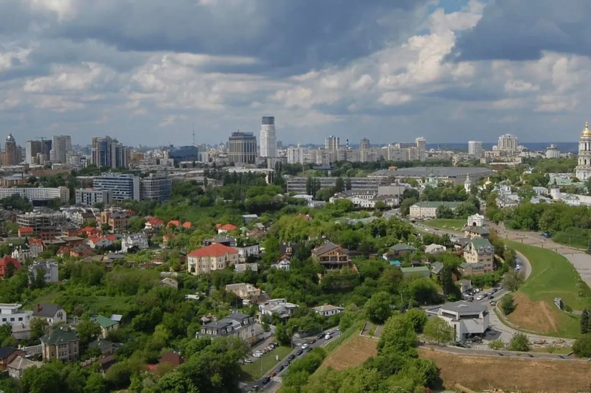 Киянам правого берега радять зачинити вікна через задимлення з Київщини