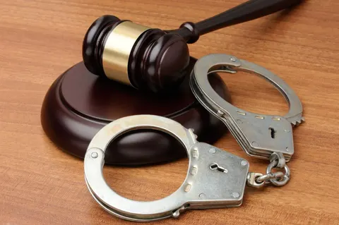 У Києві двоє підлітків напали на жінок через підозру, що ті безхатьки