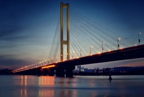 У Києві змінять рух на двох мостах під час тривог: що відомо