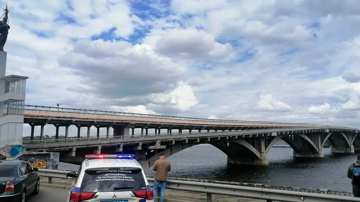 У Києві можуть змінити правила руху мостами під час тривог