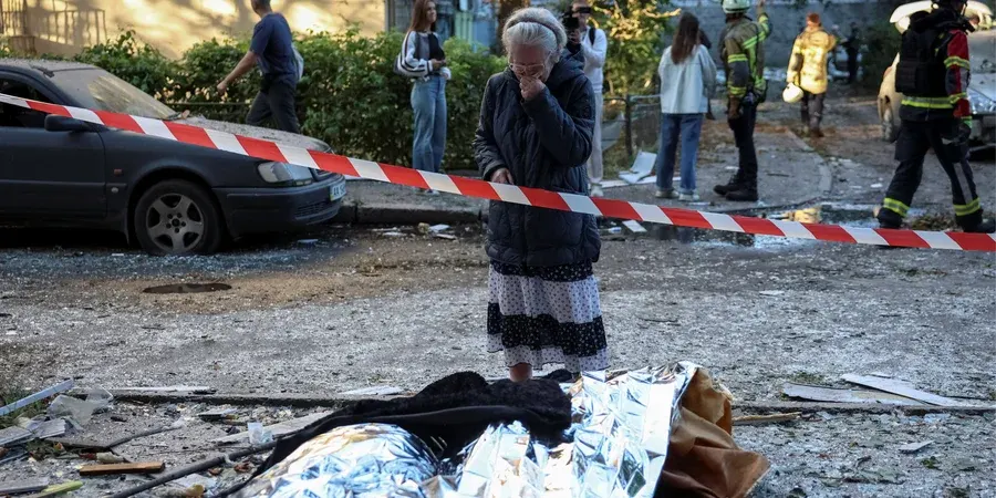 У Києві бабуся чекала на онука біля зруйнованої багатоповерхівки: він загинув