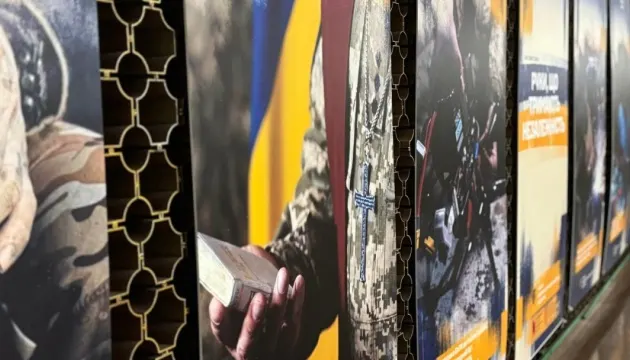 У київському метро показали світлини про життя захисників