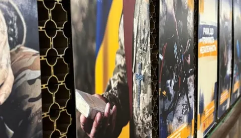 У київському метро показали світлини про життя захисників