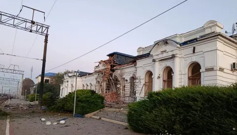 Атака РФ пошкодила кільцеву електричку в Києві та вокзал у Берестині